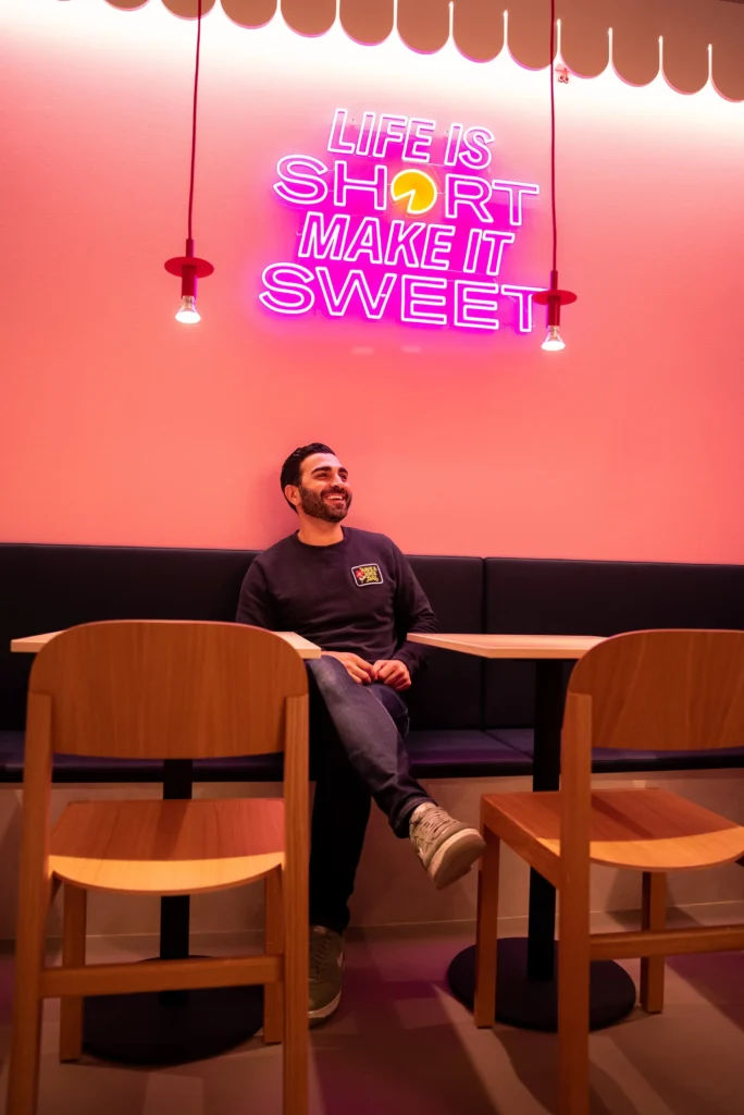 Konditorn Roy Fares på sitt café MR Cake i Mood-kvarteret.